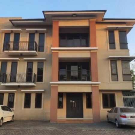 Oyo 93109 Garden Homestay 1 Tpr Surabaya Buitenkant foto