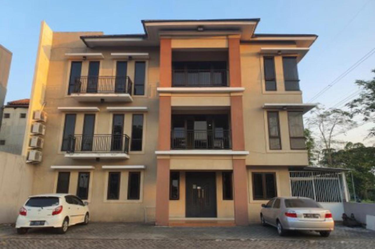 Oyo 93109 Garden Homestay 1 Tpr Surabaya Buitenkant foto