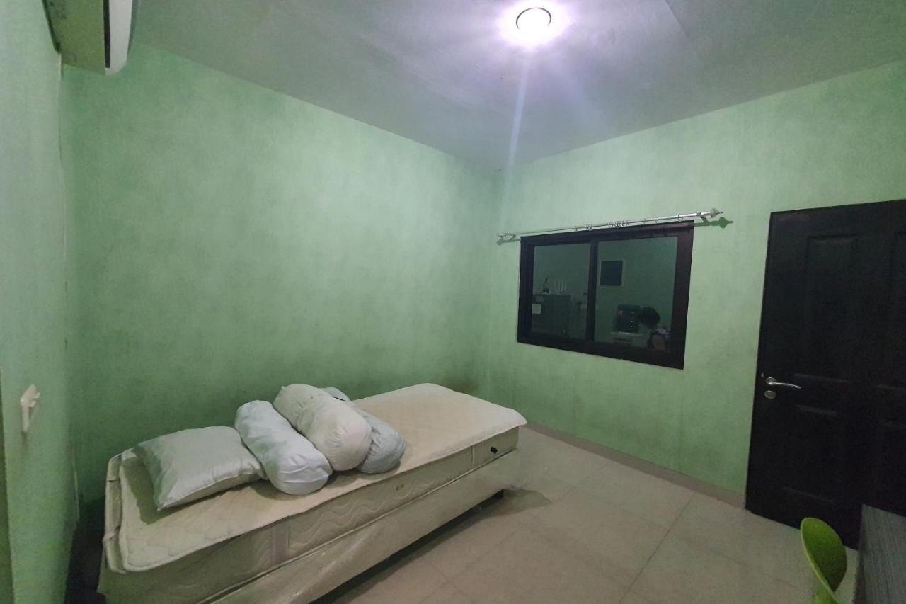 Oyo 93109 Garden Homestay 1 Tpr Surabaya Buitenkant foto