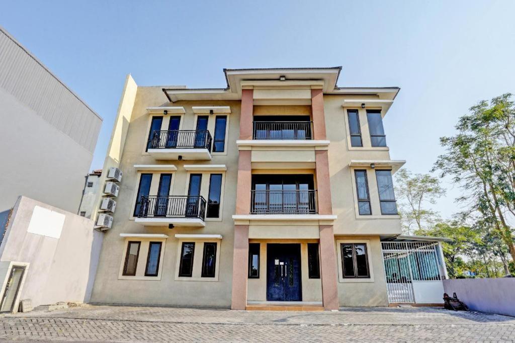 Oyo 93109 Garden Homestay 1 Tpr Surabaya Buitenkant foto