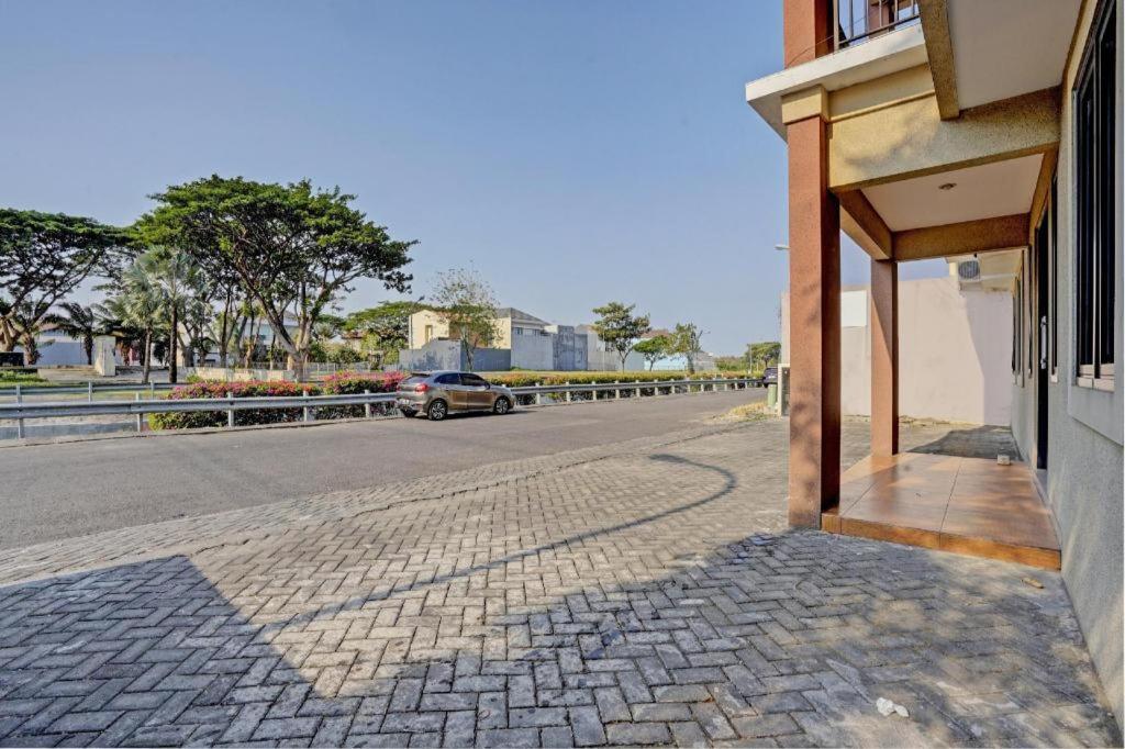 Oyo 93109 Garden Homestay 1 Tpr Surabaya Buitenkant foto